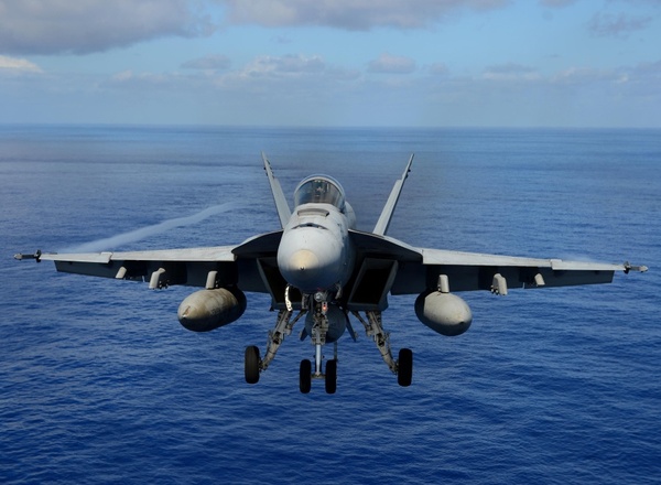 Xem “siêu ong bắp cày” F-18 phô diễn trên tàu sân bay