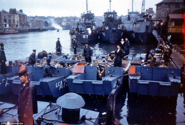 Tàu chở hàng nghìn binh sĩ đang chuyển bị rời Weymouth (Anh) tới Normandy (Pháp).