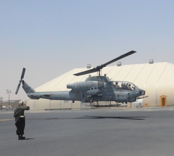 AH-1 Cobra có thể hoạt động ở nhiều địa địa hình khác nhau, như hoạt động cùng các tàu sân bay trên biển....