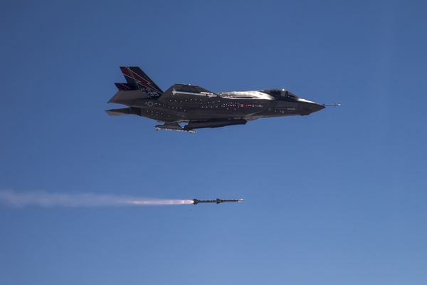 Chiến đấu cơ F-35 phóng tên lửa.