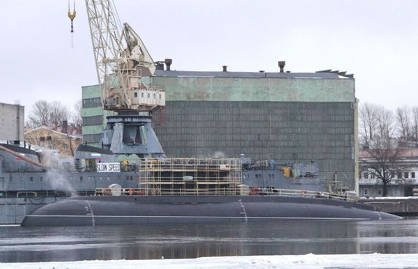 Tàu ngầm diesel-điện Project 636.1 Kilo thứ hai của Việt Nam tại xưởng Nhà máy đóng tàu Admiralty (St. Petersburg) hôm 28-12-2012  