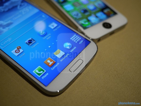Galaxy S4 vs iPhone 5: Đi sau chưa hẳn đã hơn 2