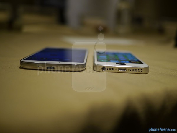 Galaxy S4 vs iPhone 5: Đi sau chưa hẳn đã hơn 12
