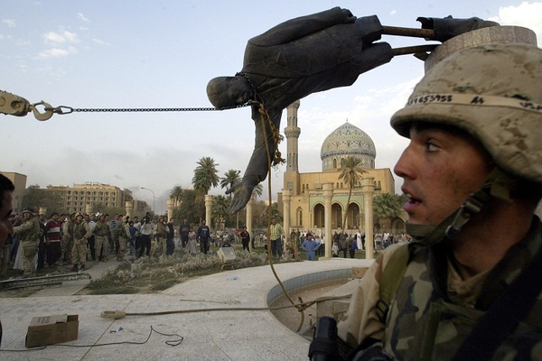 Người dân Iraq và lính Mỹ kéo đổ bức tượng Tổng thống Iraq Saddam Hussein hôm 9-4-2003