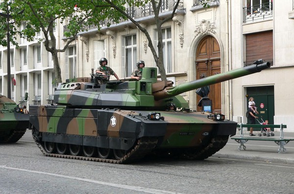 
	Xe tăng AMX-56 Leclerc là một trong những loại xe tăng hàng đầu thế giới hiện nay. Nó chính thức đưa vào trang bị trong Lục quân Pháp từ năm 1993. Trong ảnh là xe tăng AMX-56 trên đường phố Paris chuẩn bị cho một cuộc duyệt binh.