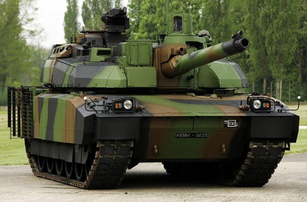 
	AMX-56 Leclerc có trọng lượng từ 54-57 tấn (tùy từng biến thể), dài 9,87m, rộng 3,71m, cao 2,53m.