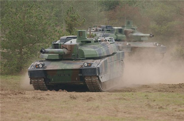 
	Xe tăng AMX-56 được thiết kế với lớp giáp đa lớp kết hợp giữa thép, titan và kim loại siêu cứng tungsten. Ngoài ra, xe còn trang bị các module giáp NERA có khả năng vô hiệu hóa cả đầu đạn liều đúp (loại đầu đạn cực mạnh xuyên phá giáp phản ứng nổ).