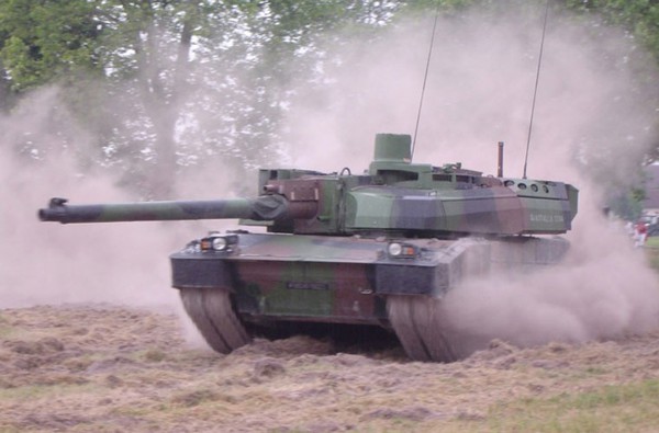 
	Xe tăng AMX-56 trang bị động cơ diesel công suất 1.500 mã lực cho phép nó đạt tốc độ tối đa 72km/h, tầm hoạt động 500-600km.