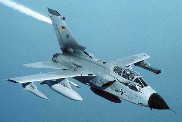 
	Tiêm kích Panavia Tornado hiện có trong trang bị của Không quân Đức, Ý, Anh và Ả-rập Xê-út. Tuy nhiên đến thời điểm hiện tại, Bộ quốc phòng Anh đã có ý định thanh lý loại máy bay này để mua các máy bay Eurofighter Typhoon và F-35 Lightning II.