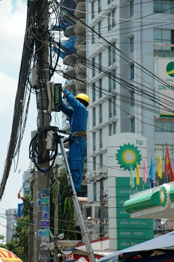 Người thợ sửa đường dây điện giữa trưa trên đường Điện Biên Phủ (quận Bình Thạnh)