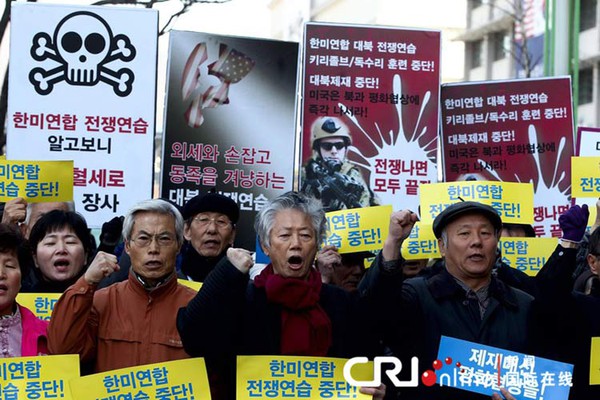 
	Park Min Ho, một thành viên tham gia đoàn biểu tình ngày 1/4 vừa qua cho biết, chính phủ cần xem xét tới hậu quả của cuộc chiến tranh trong quá khứ để có cơ sở bảo đảm nền hòa bình bền vững cho đất nước cũng như trong khu vực. Chiến tranh chỉ mang lại những điều tồi tệ nhất.