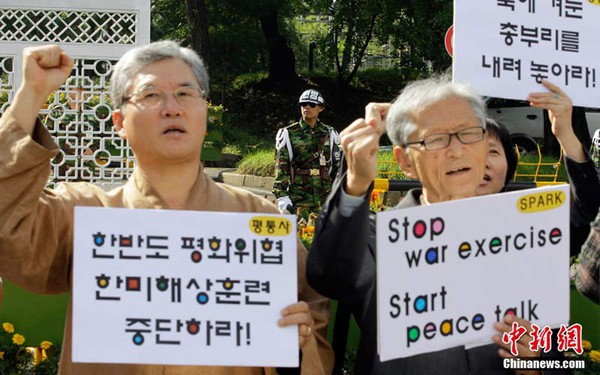 
	Hiện xã hội Hàn Quốc đang bị phân hóa trong lập trường tư tưởng khi nhiều người dân ủng hộ một cuộc chiến nhằm vào Triều Tiên thì một bộ phận không nhỏ người dân yêu hòa bình không muốn điều đó xảy ra, trong khi có nhiều người giữ vị trí trung lập, thậm chí không quan tâm mấy tới tình hình chính trị trong khu vực.