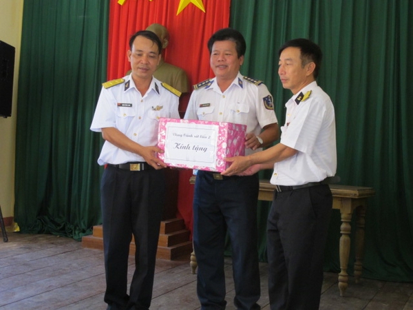 Thượng tá Trần Quang Tuấn, Phó tham mưu trưởng tác chiến Vùng Cảnh sát biển 2 tặng quà cho cán bộ chiến sĩ trên đảo