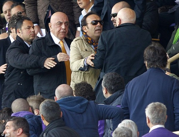 Phó chủ tịch AC Milan cãi nhau tay đôi với CĐV Fiorentina