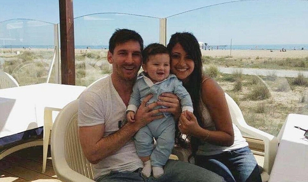 
	Lần đầu tiên Messi để lộ hình cậu con trai kháu khỉnh của mình