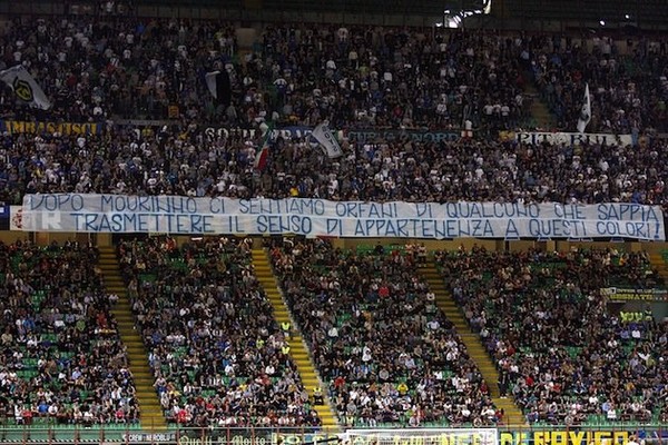 
	CĐV Inter căng banner thể hiện nỗi nhớ Mourinho