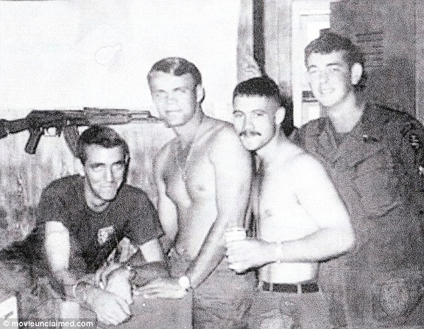 Cựu binh Robertson (ngoài cùng bên trái)năm 1968, trước khi máy bay bị bắn rơi ở vùng biên giới Lào - Việt Nam