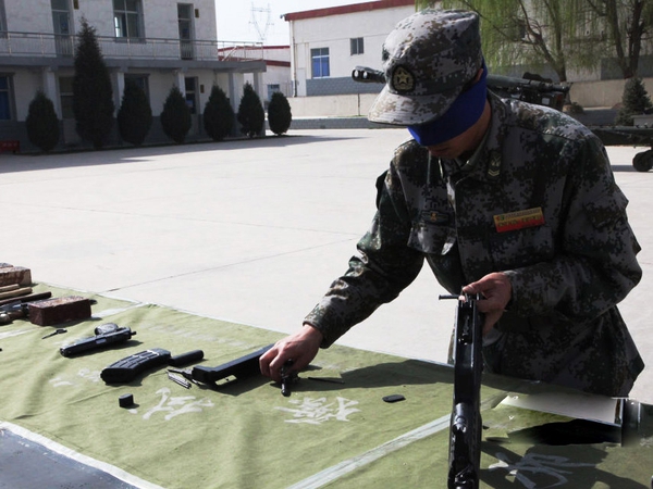Lính Trung Quốc bịt mắt tháo lắp súng trong chương trình 