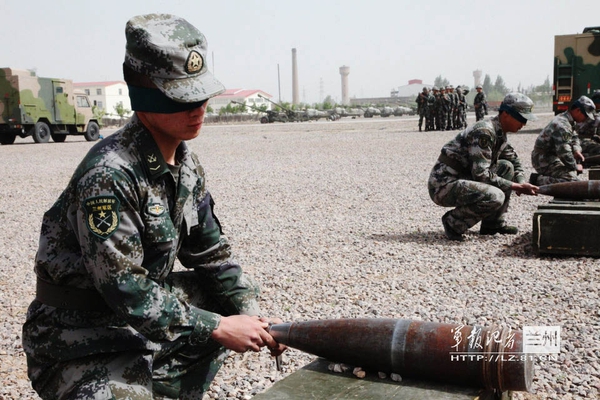 Lính Trung Quốc khoe khả năng 'bịt mắt lắp súng'