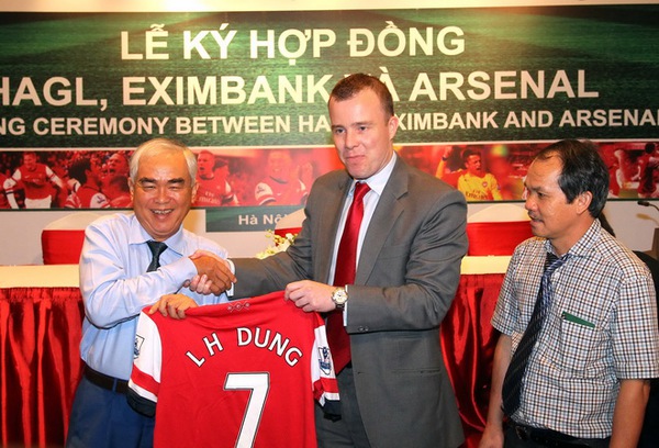 
	Giám đốc Makerting của đội Arsenal Angus Kinnear (giữa) tặng áo lưu niệm cho ông Lê Hùng Dũng (trái)- Ảnh: Quang Minh