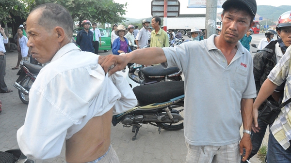 Ông Thường bị chém ngang lưng khi tham gia giải cứu xe ôm bị bắt làm con tin - Ảnh: Tấn Vũ