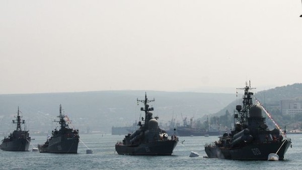 Không muốn là "người khổng lồ cô độc", Nga phái 10 tàu chiến tới Syria
