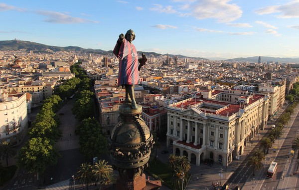 
	Bức tượng Christopher Columbus được mắc áo đấu của Barca