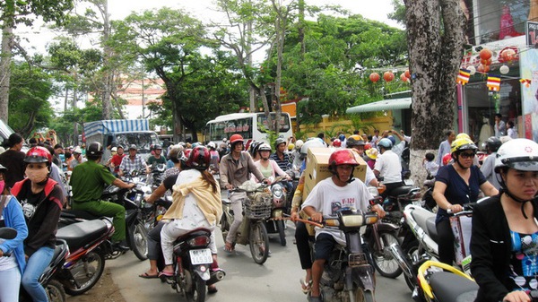 
	Đường phố bị ùn ứ do những người hiếu kỳ ngắm chụp mặt trời - Ảnh: Sơn Bình