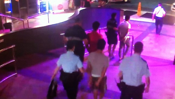 Cảnh sát áp tải những người Việt vượt ngục vừa bị bắt giữ. Ảnh: news.com.au