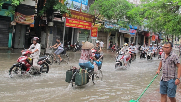 
	Đường Lê Lợi bị biến thành sông sau cơn mưa lớn - Ảnh: Thân Hoàng