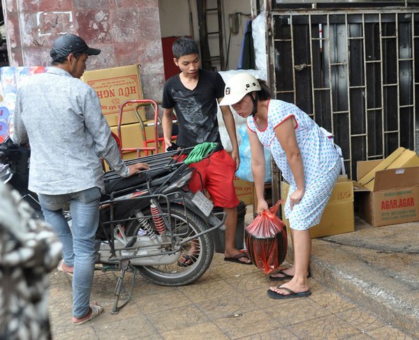 Kinh hãi thạch đen đóng váng bán đổ đống trên vỉa hè chợ Đồng Xuân