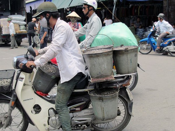 Kinh hãi thạch đen đóng váng bán đổ đống trên vỉa hè chợ Đồng Xuân