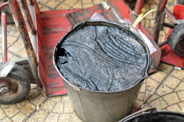 Kinh hãi thạch đen đóng váng bán đổ đống trên vỉa hè chợ Đồng Xuân