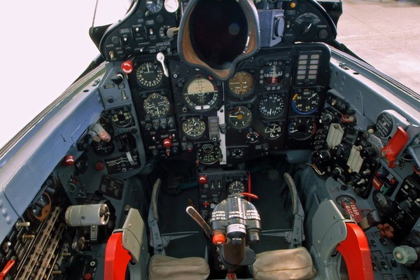 ...Cận cảnh buồng lái của một chiếc tiêm kích MiG-21.