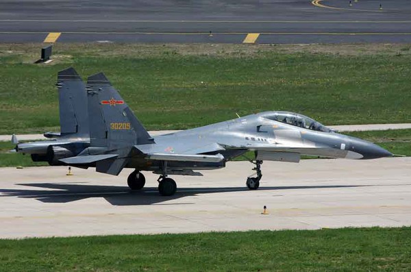 Giống như các biển thể khác của Su-27, biến thể huấn luyện Su-27UBK  cũng được động động cơ mạnh phản lực mạnh mẽ, có thể đạt vận tốc tối đá Mach 2+ (nhanh gấp 2 lần tốc độ âm thanh), tương đương 2.500 km/h.