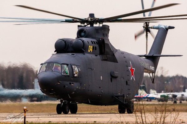Trực thăng vận tải hạng nặng Mi-26 do nhà máy trực thăng Mil Moscow (Nga) chế tạo, được coi là “ông vua trực thăng vận tải” với tổng chiều dài 40,025m, cao 8,14m, trọng lượng cất cánh tối đa 56 tấn.