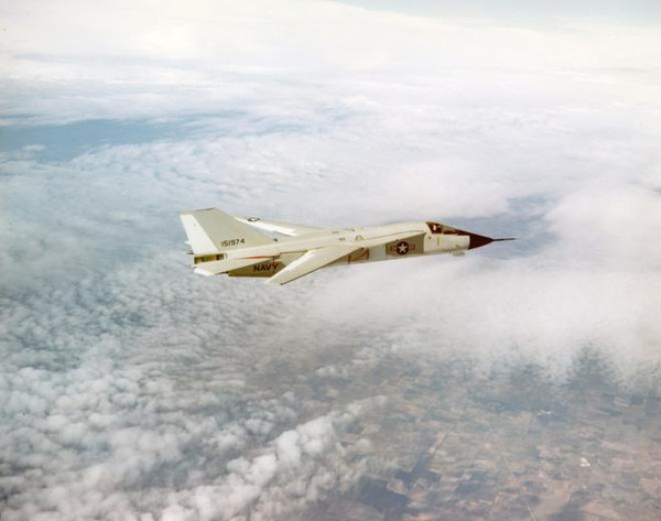 F-111B sử dụng nhiều sáng kiến kỹ thuật mới như cánh cụp cánh xòe...