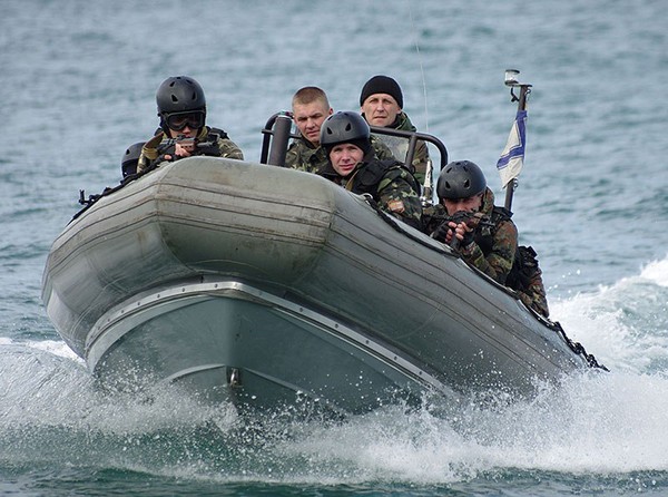 Tổ chức tấn công trên biển bằng tàu cao tốc.