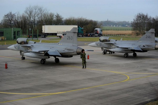 Phi công đang kiểm tra phần đuôi của một chiếc chiến đấu cơ Saab JAS-39 Gripen của Không quân Thụy Điển.