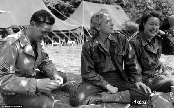 Các nữ binh sĩ Mỹ ngồi nghỉ ngơi cùng một đồng nghiệp nam.