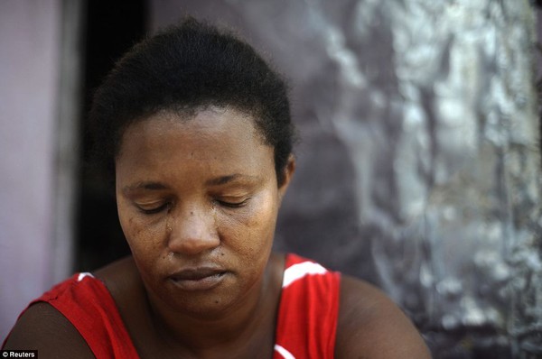 Ana Claudia đã phải chứng kiến cảnh đứa con trai bị những kẻ buôn bán ma tuy đánh đập và sát hại tại khu ổ chuột Fazendo Couto.