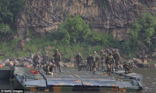 Các binh sĩ đã lắp bè nổi để vận chuyển 14 xe tăng và 16 xe bọc thép qua sông Imjin ở tỉnh Yeoncheon, gần biên giới với Triều Tiên.
