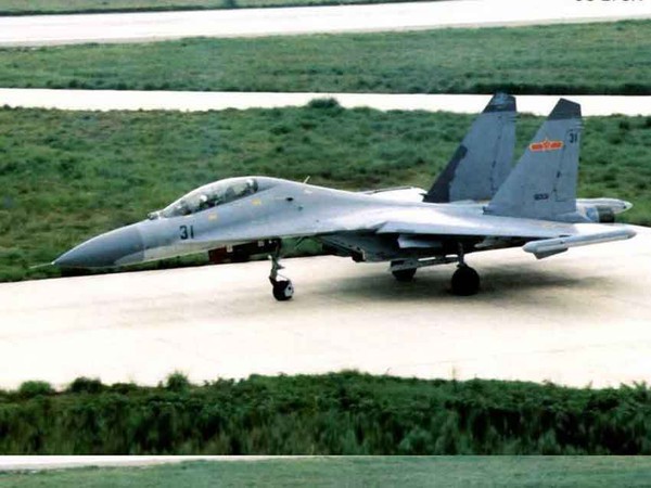 Su-27UBK được trang bị nhiều hệ thống mà các biến thể chiến đấu cơ Su-27 khác không có như hệ thống truyền thông hợp nhất trên các tần số radio VHF và HF, hệ thống dẫn đường cũng như cảnh báo mục tiêu mặt đất ở phạm vi gần, ghi nhớ lịch trình bay….