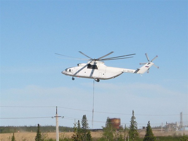 Tầm hoạt động của Mil Mi-26 cũng khá rộng khoảng 1.952km và nó có thể bay ở độ cao tối đa cách mặt đất 4km.