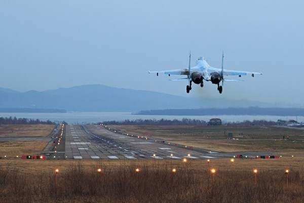 Su-27SM là biến thể nâng cấp hiện đại của Su-27S, hiện tại chỉ phục vụ trong Không quân Nga. So với các biến thể của Su-27, Su-27SM có buồng lái rất hiện đại, màn hình LCD đa chức năng thay thế cho đồng hồ số và được trang bị radar mạng pha quét điện tử thụ động cũng như động cơ nâng cấp AL-31FM1.