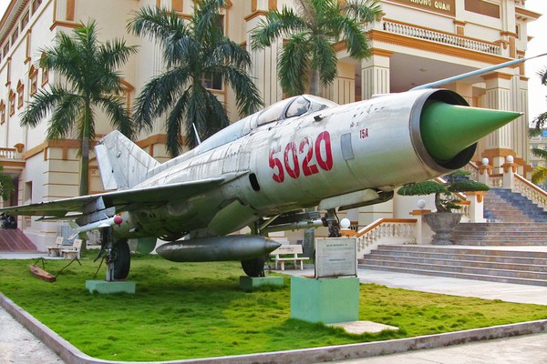 MiG-21 là một loại máy bay tiềm kích rất lợi hại và nó đã từng đối đầu với chiến đấu cơ F-4 Phantom của Mỹ trên bầu trời Việt Nam vào năm 1963.