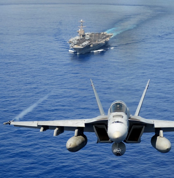 Xem “siêu ong bắp cày” F-18 phô diễn trên tàu sân bay