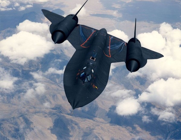 ...với tốc này, những tên lửa đất đối không cũng không thể đuổi kịp SR-71 Blackbird.