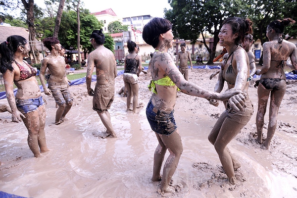 Hà Nội: Mặc bikini bắt lợn, vịt ở Ngày hội Bùn