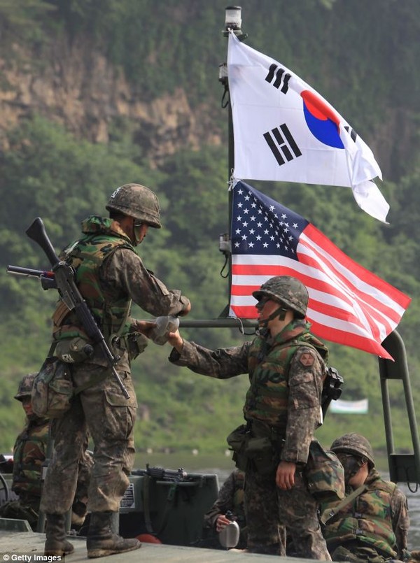 Hơn 300 binh sĩ Mỹ và 95 binh sĩ Hàn Quốc tham gia cuộc tập trận.